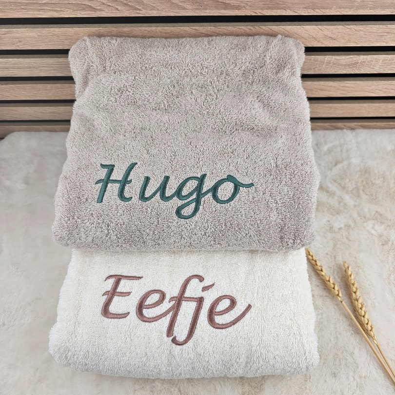 Douchelaken met naam geborduurd