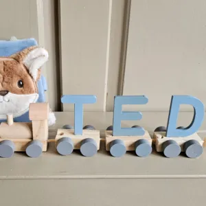 Houten letter naamtrein blauw
