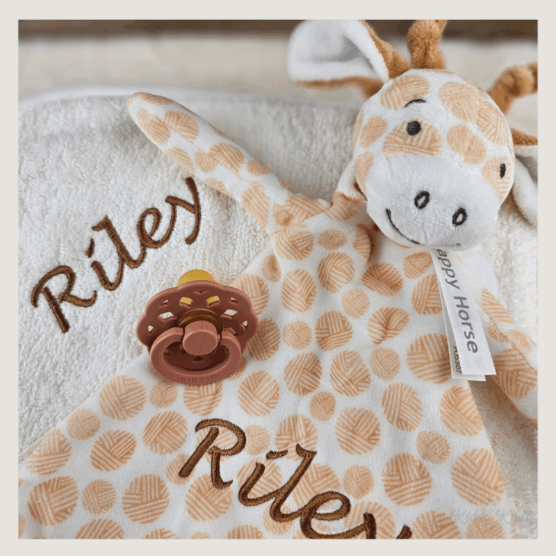 Cadeauset badcape giraffe met naam geborduurd