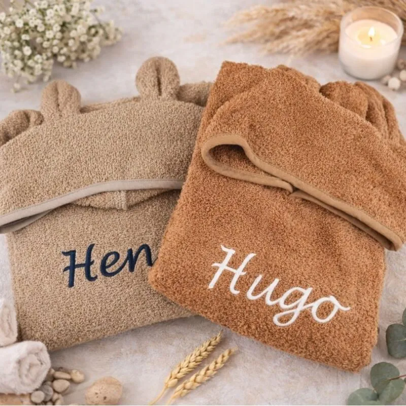 badponcho caramel met de naam erop geborduurd