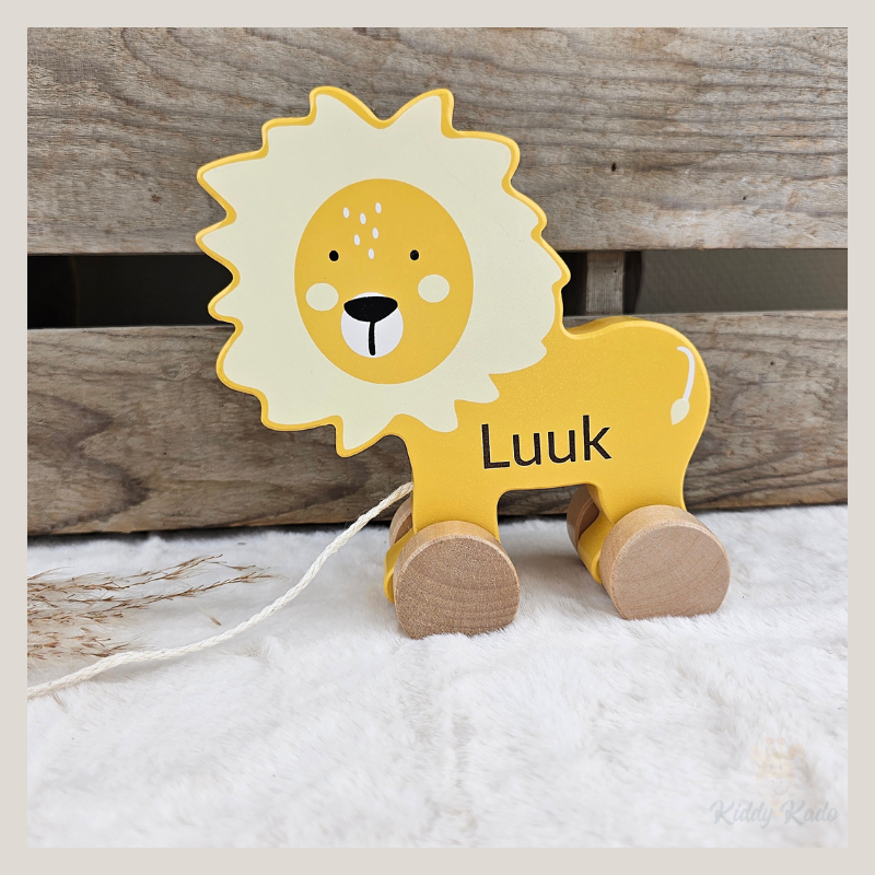 Houten trekdier leeuw met naam gegraveerd - Tryco