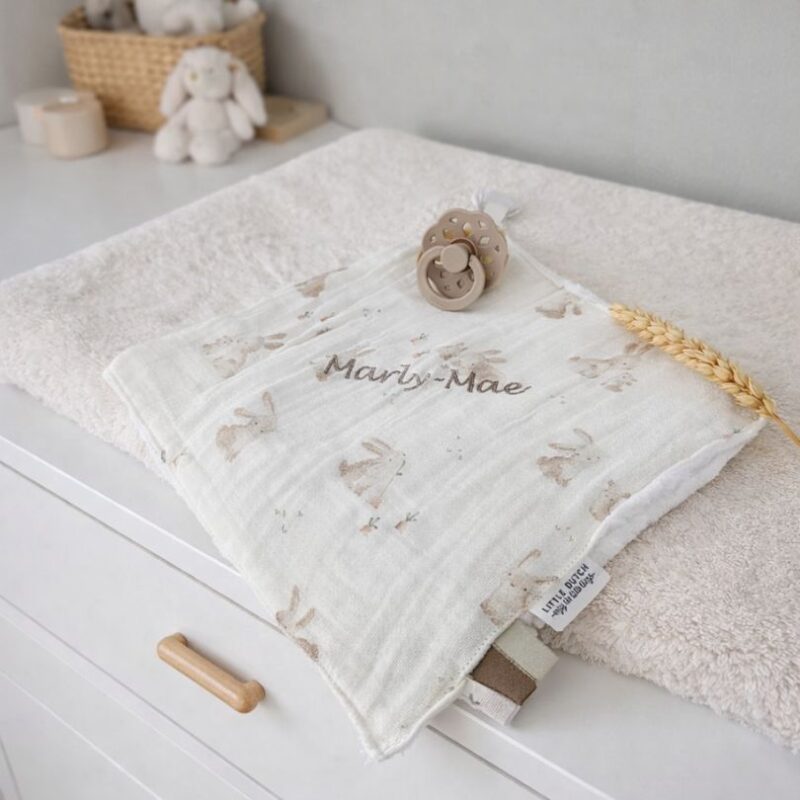 Speendoek Baby Bunny met naam geborduurd