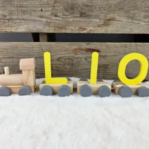 Houten letter naamtrein geel