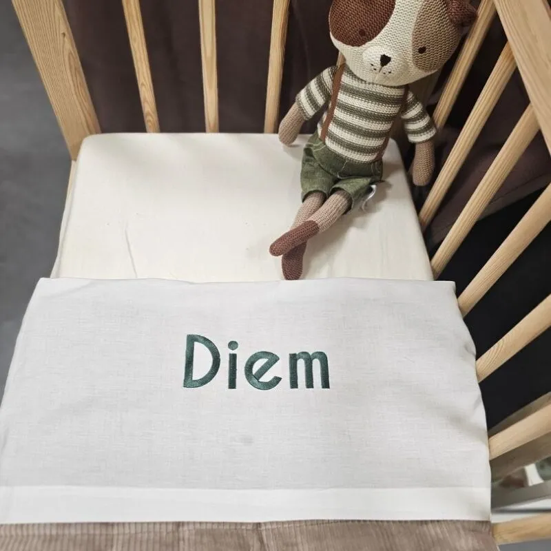 lakentje met naam geborduurd