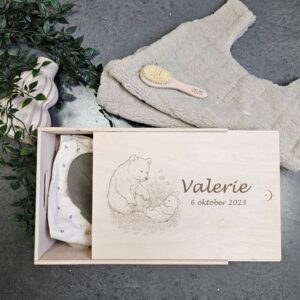 Houten baby bewaardoos met 2 beren gegraveerd