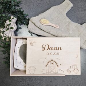 Houten bewaardoos baby met boerderij gegraveerd
