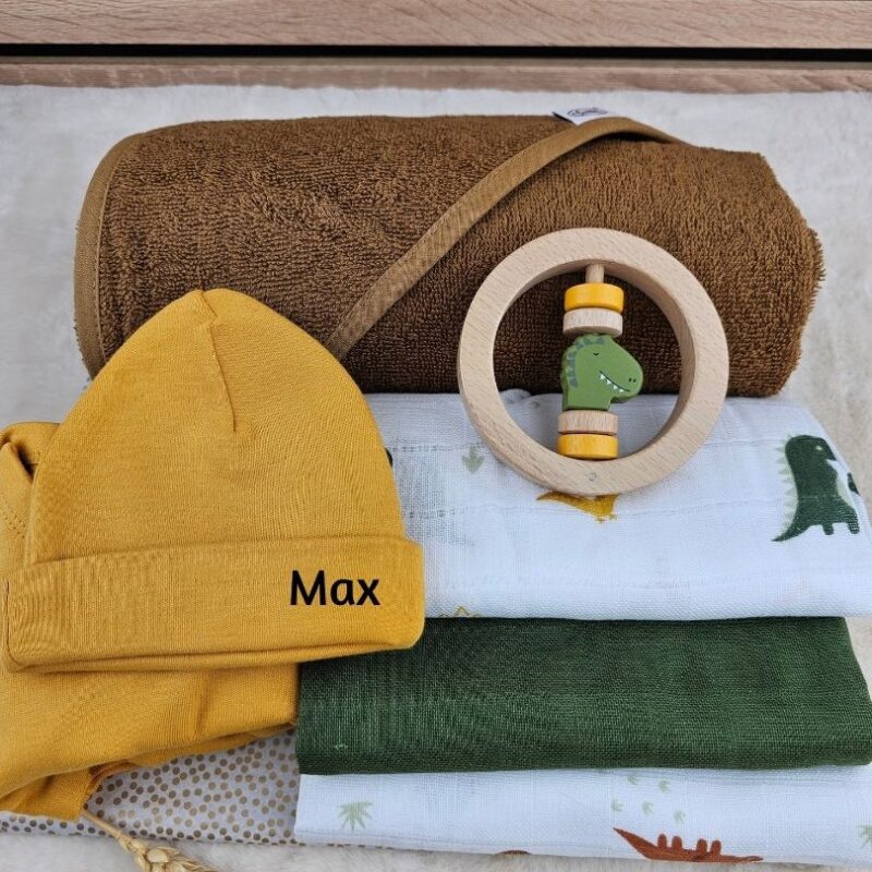 Kraamcadeau Dino met naam geborduurd